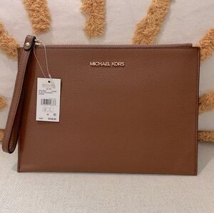 🎄 NWT Michael Kors wristlet